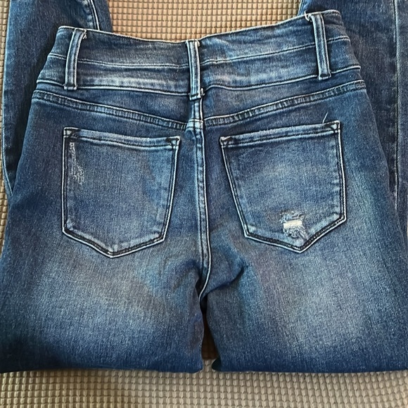 Ceros brand jagging. Medium wash. Fading, distressing, frayed hems. size 29 - Picture 8 of 8
